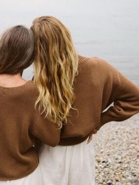 Cozy Women's Crewneck Sweater in Warm Brown